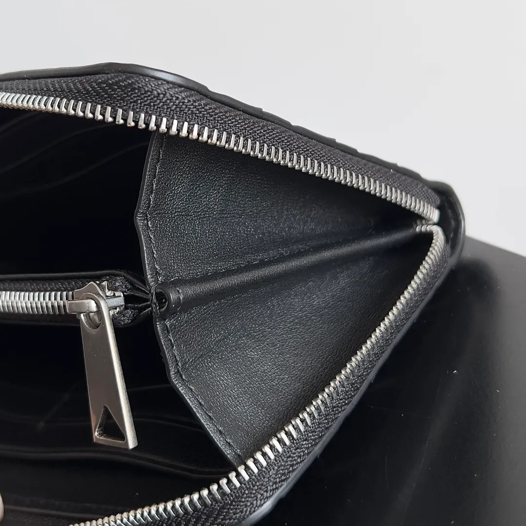 Batch 960 BV wallet has a low-key appearance and a simple and attractive woven design. It can be used as a gift for men🎁. It has enough space and is very practical. It can also be used by girls. The zipper is smooth and the wiring is meticulous. It is low-key and not exaggerated. Style number: 593217 Size: 19*10*2